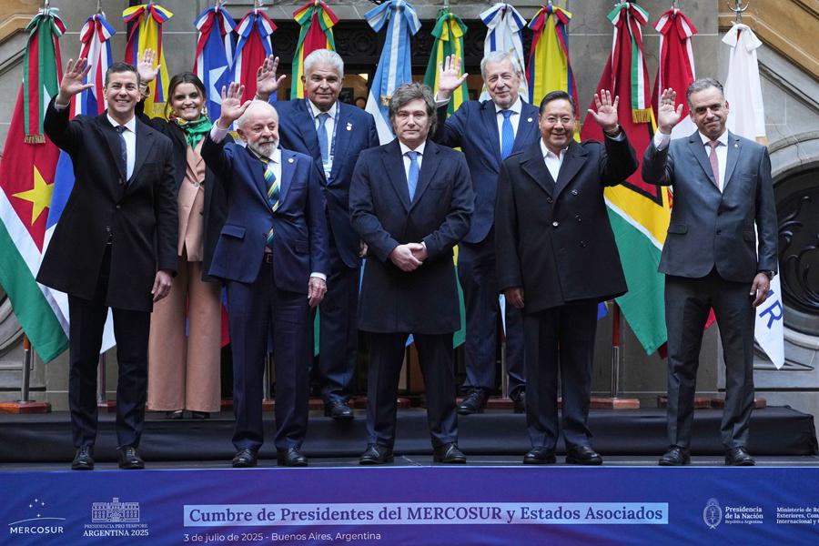 Президент Парагвая Сантьяго Пенья, вице-президент Эквадора Мария Хосе Пинто, президент Бразилии Луис Инасиу Лула да Силва, президент Панамы Хосе Рауль Мулино, президент Аргентины Хавьер Милей, министр иностранных дел Чили Альберто ван Клаверен, президент Боливии Луис Арсе Катакора и президент Уругвая Яманду Орси на саммите МЕРКОСУР в Буэнос-Айресе, Аргентина, 2025 год