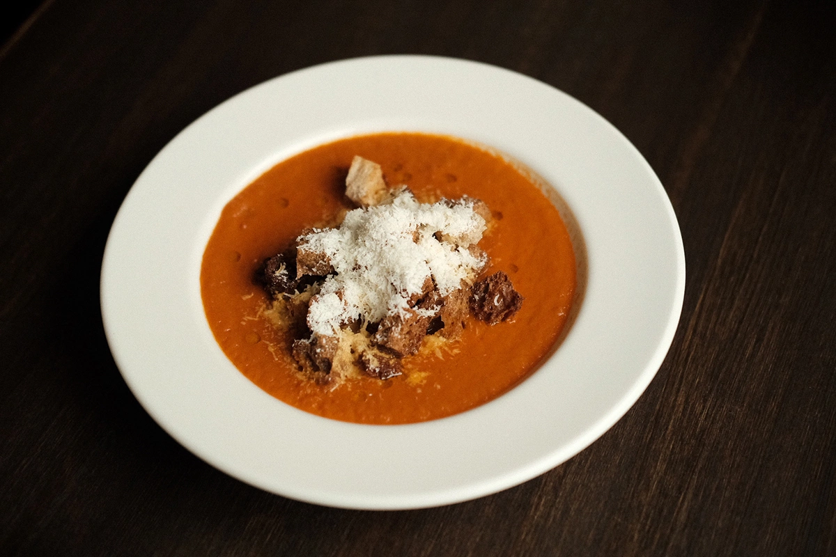 Томатный суп с копченым сулугуни