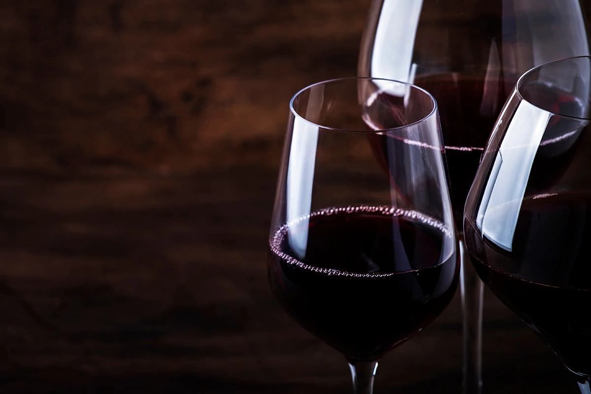 Портвейн — это крепленое вино с северо-востока Португалии, из долины реки Дору и города Вила-Нова-де-Гайя