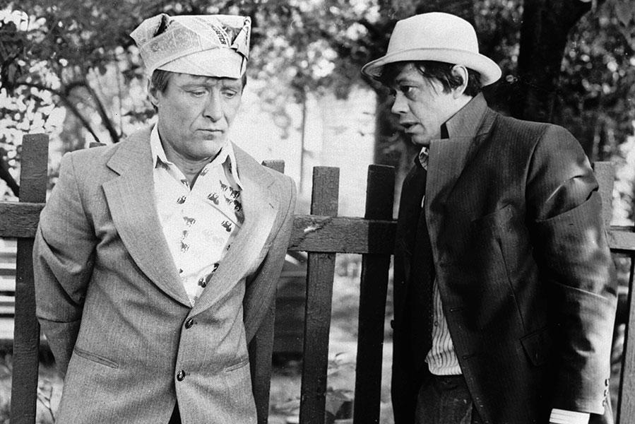 Геннадий Гарбук (слева) и Николай Караченцов в фильме &laquo;Белые росы&raquo; режиссера Игоря Добролюбова, 1984 год