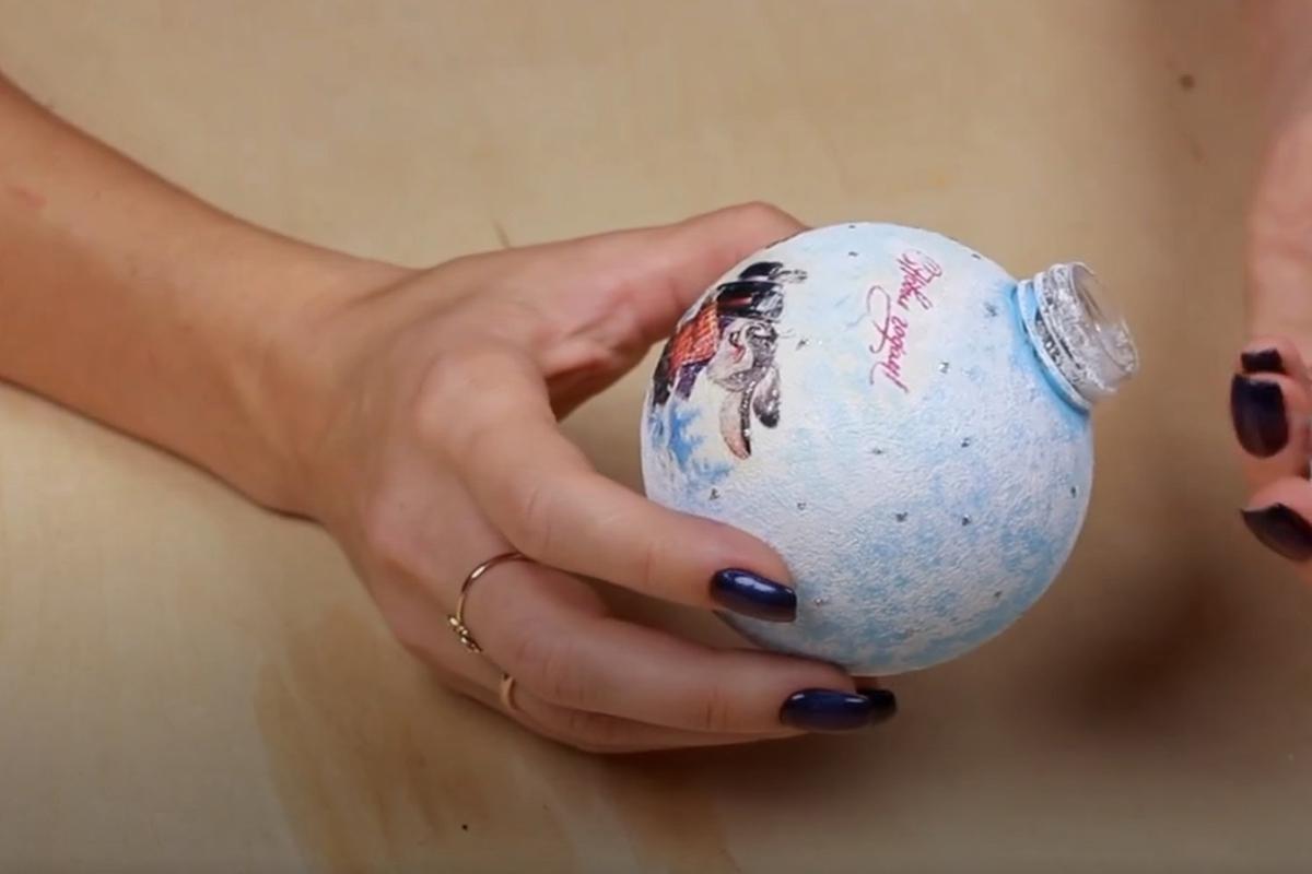 Как сделать новогодний шар в технике декупаж