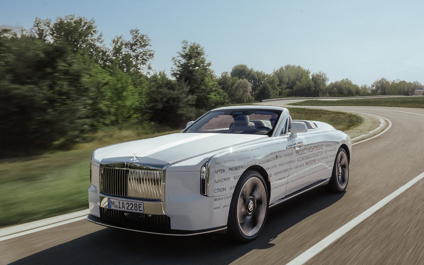 Новинка построена на той&nbsp;же платформе Architecture of Luxury, что и все остальные современные Rolls-Royce, включая Spectre