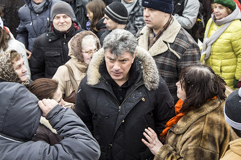 1 марта 2015 года Немцов планировал принять участие в антикризисном марше &laquo;Весна&raquo;.


На фото: лидер движения &laquo;Солидарность&raquo; Борис Немцов (в центре) на митинге против отмены прямых выборов мэра на площади Мира в Ярославле. Декабрь 2014 года
