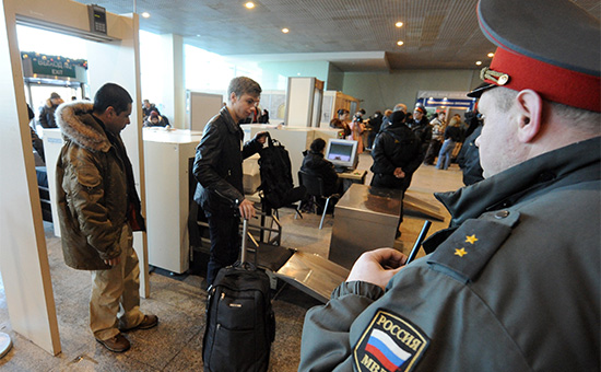 Досмотр пассажиров в аэропорту Домодедово


