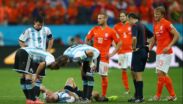 Игроки сборной Аргентины около лежащего на земле Пабло Сабалеты