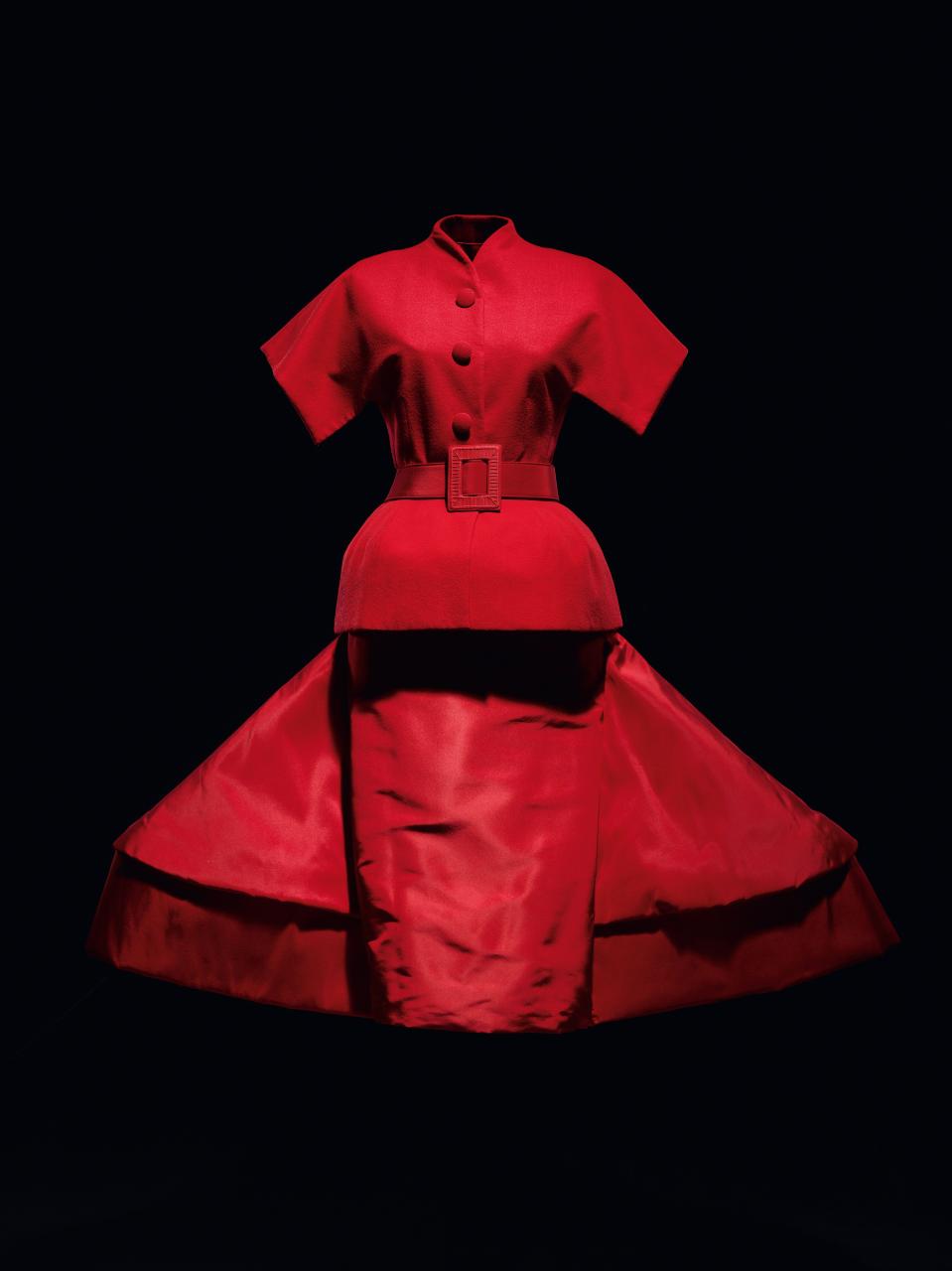 Платье Christian Dior&nbsp;из красного шелка и шерсти, авторства Джона Гальяно. Весна/Лето 2009, Париж
