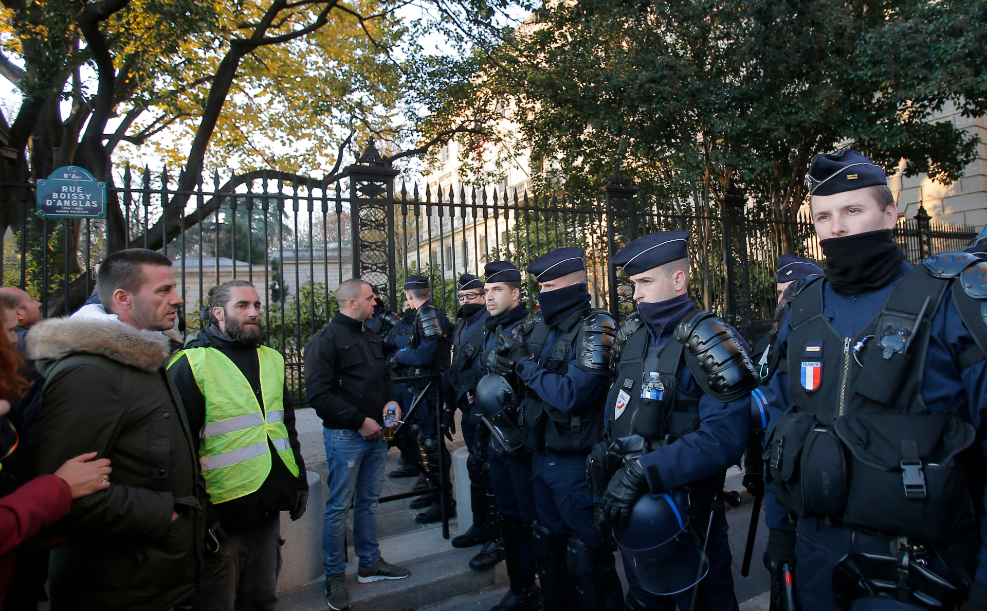 Около 1000 демонстрантов в Париже потребовали отставки Макрона
