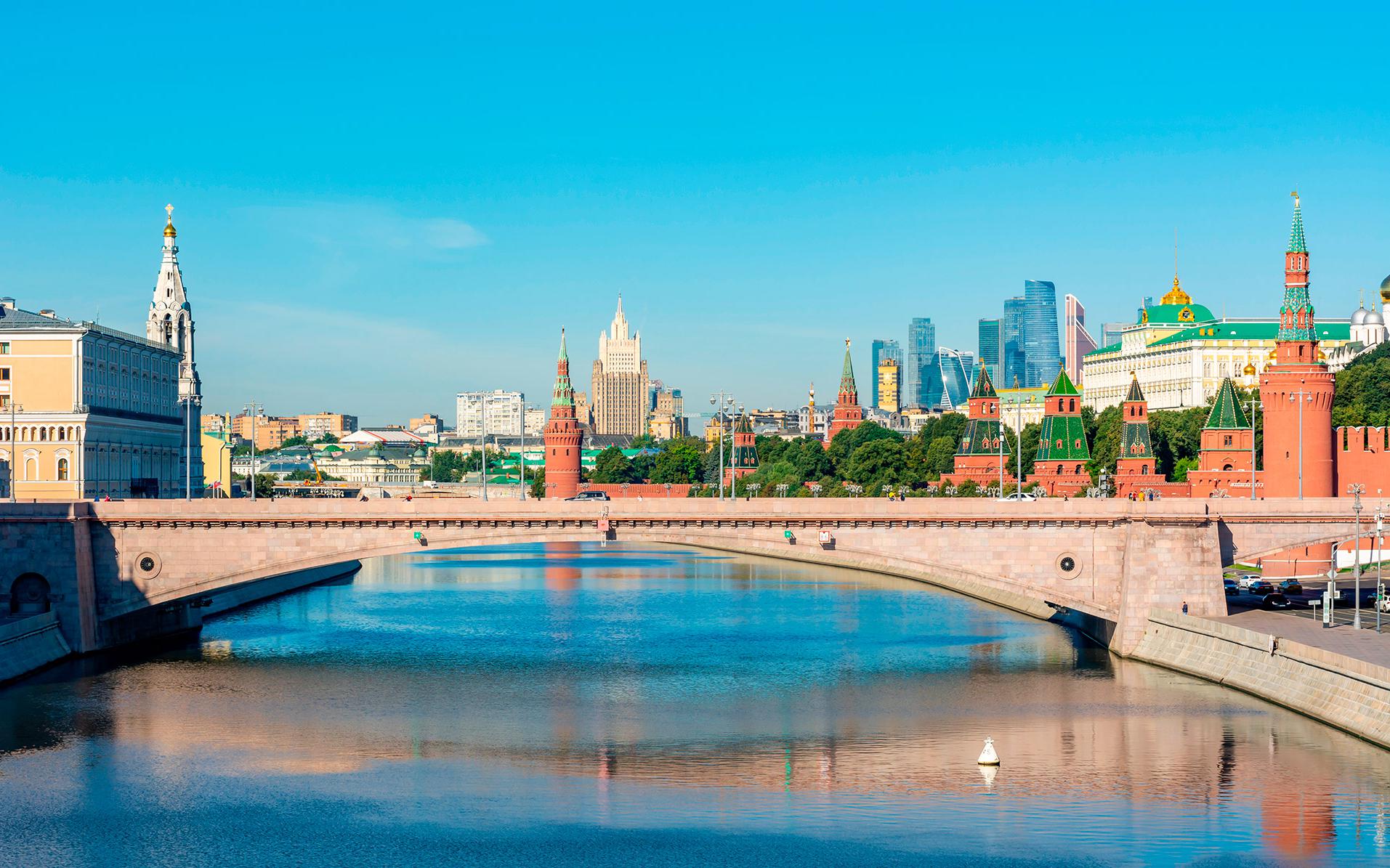 Вид на Большой Москворецкий мост, Кремлевскую и Софийскую набережные

