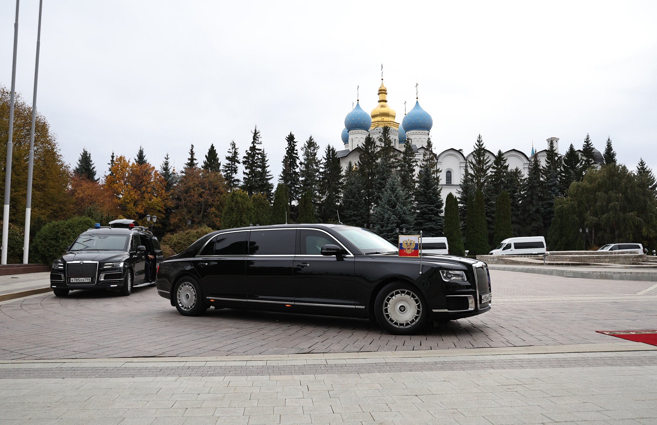 Большинство лидеров стран для передвижения во время саммита выбрали российский Aurus. А вот глава Китая Си Цзиньпин предпочел лимузин Hongqi китайского производства