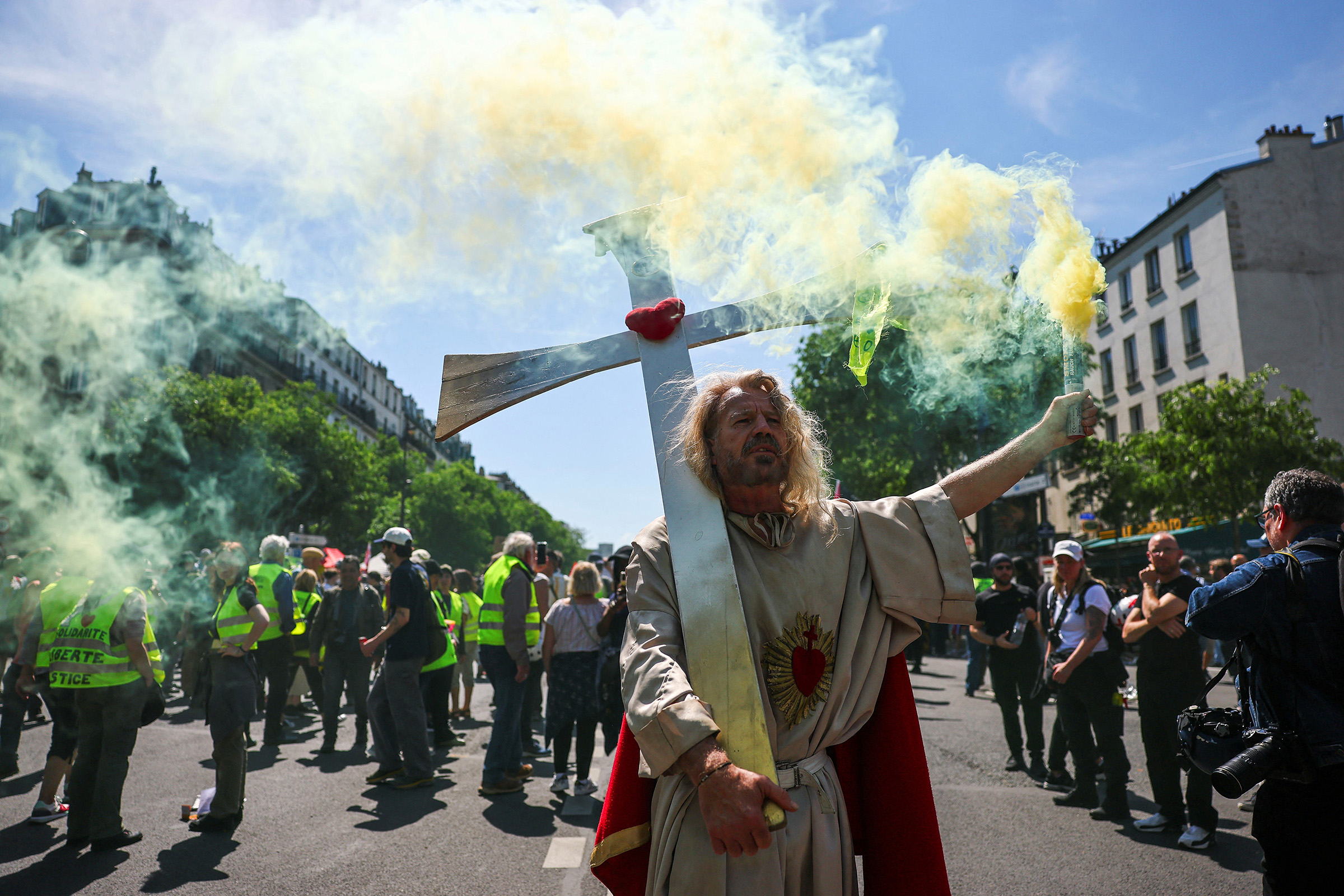 На фото: протестующий в образе Иисуса во время шествия профсоюзов в Париже, Франция