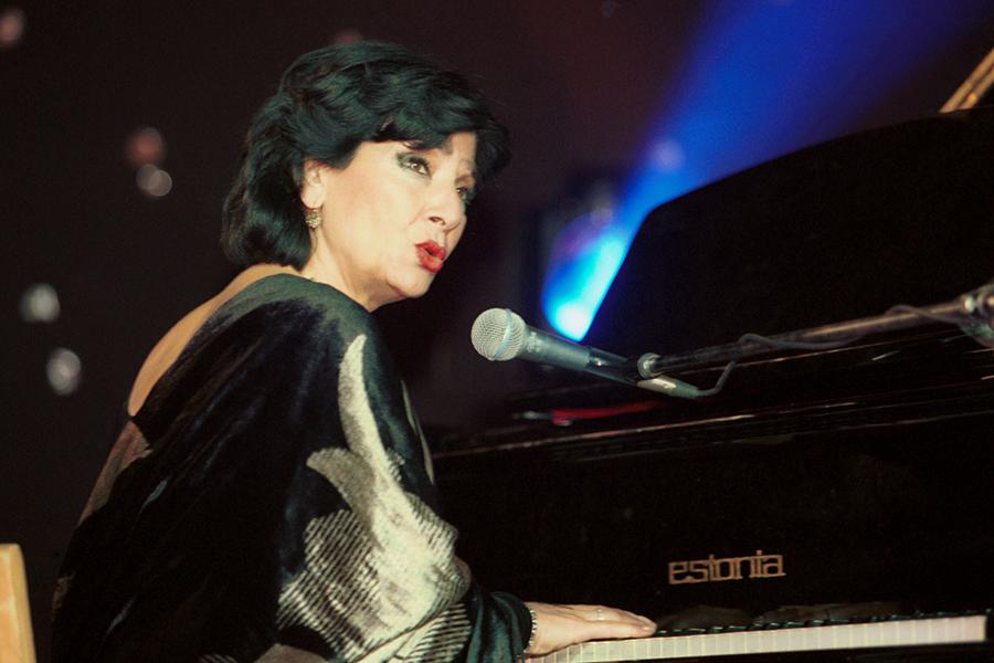 Нани Брегвадзе во время выступления, 1998 год