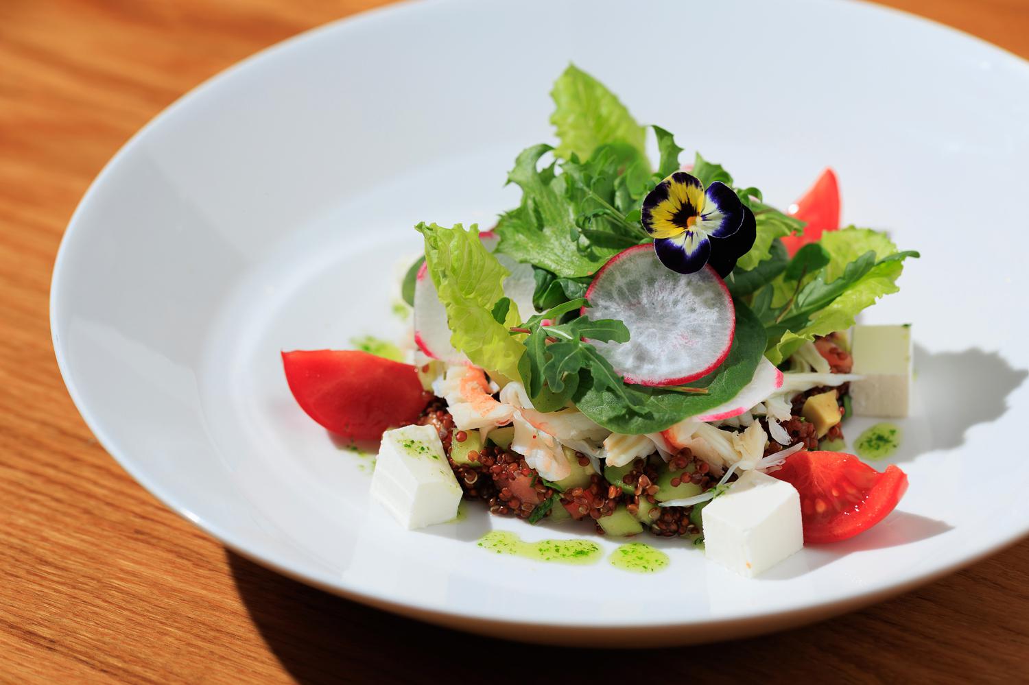 Салат с киноа и крабом из меню «Здоровье и долголетие»