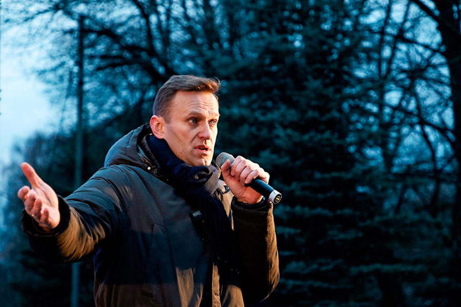 Оппозиционер, основатель Фонда борьбы с коррупцией (ФБК)

Количество участий в президентских кампаниях:  0

Возраст:  41 год

ЦИК отказала в регистрации из-за наличия судимости.

О своем намерении баллотироваться в президенты Навальный объявил в декабре 2016 года. Тогда глава ФБК уточнил, что решил сделать это после того, как Верховный суд отменил приговор по &laquo;делу &laquo;Кировлеса&raquo;. Однако в ходе повторного рассмотрения дела Навального приговорили к пяти годам лишения свободы условно и штрафу 500 тыс. руб. По словам главы ЦИК Эллы Памфиловой, Навальный сможет участвовать в выборах только в 2028 году &mdash; после истечения установленного законом срока (лица, осужденные к лишению свободы за совершение тяжкого преступления, могут баллотироваться на пост президента спустя десять лет после снятия или погашения судимости).

Тем не менее, глава ФБК продолжает вести свою кампанию &mdash; 13 декабря Навальный опубликовал свою предвыборную программу, а 24 декабря инициативная группа выдвинула оппозиционера кандидатом в президенты (за его выдвижение проголосовали 742 человека, против не высказался никто). В тот&nbsp;же день Навальный подал соответствующие документы в ЦИК. Позднее стало известно, что комиссия приняла документы политика.

25 декабря стало известно, Центризбирком отказался регистрировать Навального на президентские выборы. 12 из 13 членов ЦИК проголосовали за недопуск политика на выборы. В ответ на это Навальный анонсировал на своей странице в Twitter общероссийскую акцию протеста.
