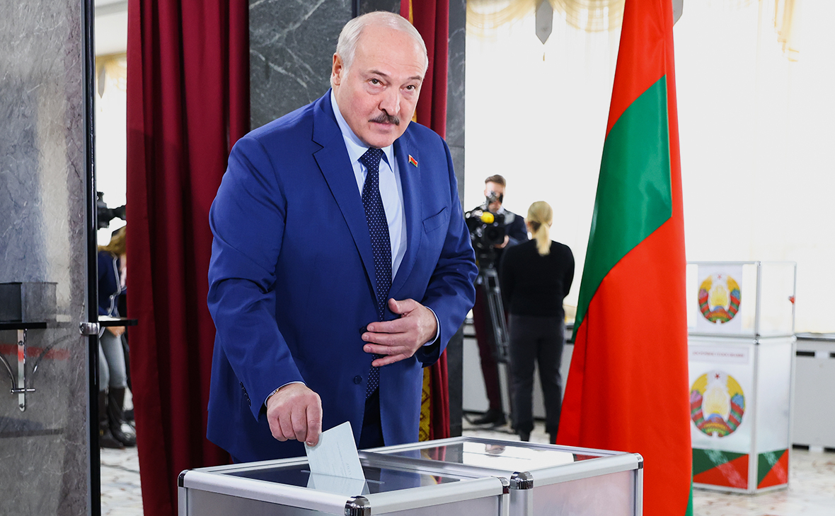 Александр Лукашенко во время голосования на референдуме по внесению изменений и дополнений в Конституцию Белоруссии