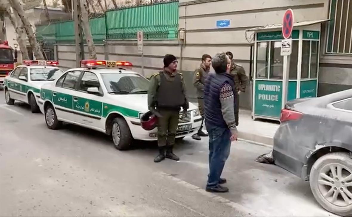 Один человек погиб при нападении на посольство Азербайджана в Иране