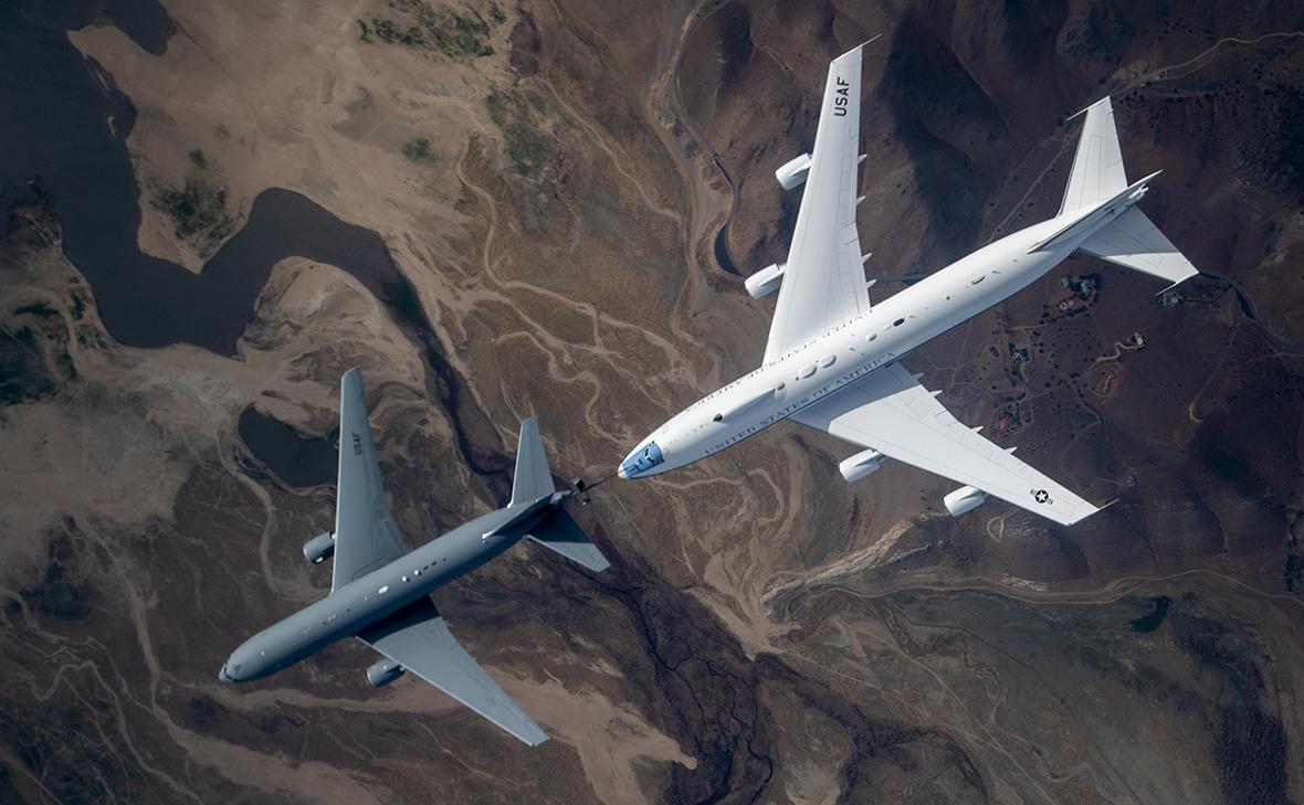 Самолеты&nbsp;Boeing KC-46&nbsp;и&nbsp;Boeing 747-E4B (справа)