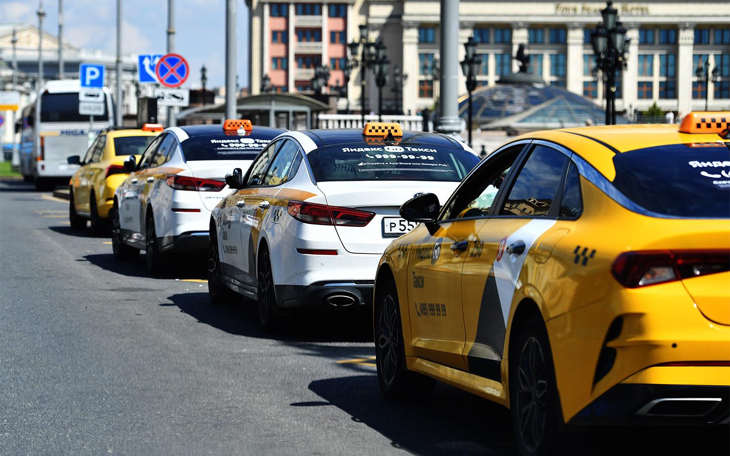 Таксистов будут штрафовать за незнание Москвы. Собянин подписал закон