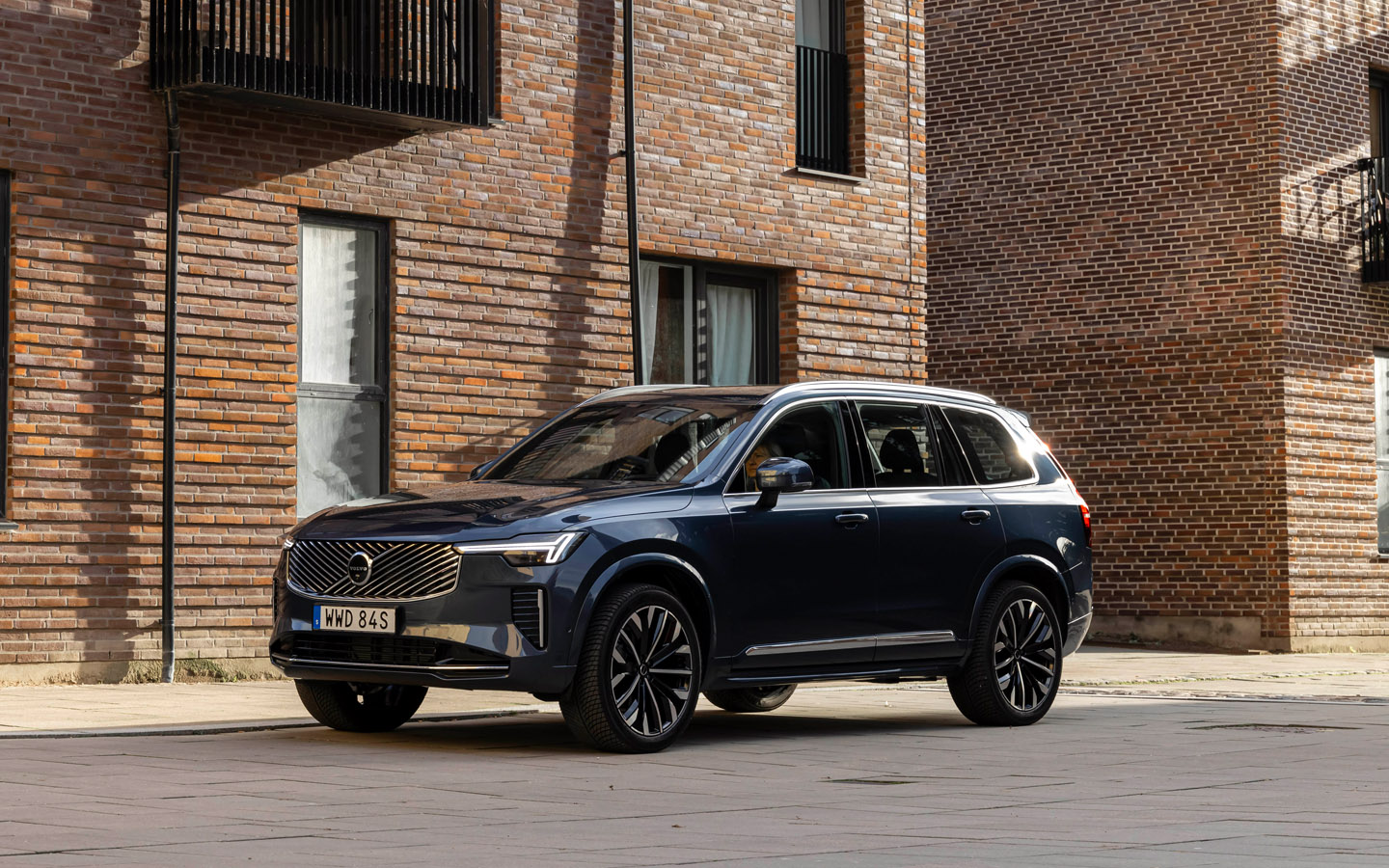 Volvo XC90

Volvo XC90 второго поколения поступил в продажу в 2015 году&nbsp;&mdash; дизельная версия D5 стоила от 3,27 млн руб., бензиновая, T6, &mdash; около 3,9 млн. Автомобиль быстро стал популярным в сегменте премиальных кроссоверов. Сейчас в Россию везут обновленную версию XC90 второго поколения через параллельный импорт. Стоимость&nbsp;&mdash; от 10&nbsp;850&nbsp;000 до 14&nbsp;990&nbsp;000 руб.

2015 год


Двигатель&nbsp;&mdash; 2 л
Мощность&nbsp;&mdash; 249 л.с.
Коробка&nbsp;&mdash; &laquo;автомат&raquo;
Макс. скорость&nbsp;&mdash; 215 км/ч
Разгон до 100 км/ч&nbsp;&mdash; 8,2 секунды


2025 год


Двигатель&nbsp;&mdash; 2 л;
Мощность&nbsp;&mdash; 250 л.с.
Коробка&nbsp;&mdash; &laquo;автомат&raquo;
Макс. скорость&nbsp;&mdash; 180 км/ч
Разгон до 100 км/ч&nbsp;&mdash; 7,7 секунды
