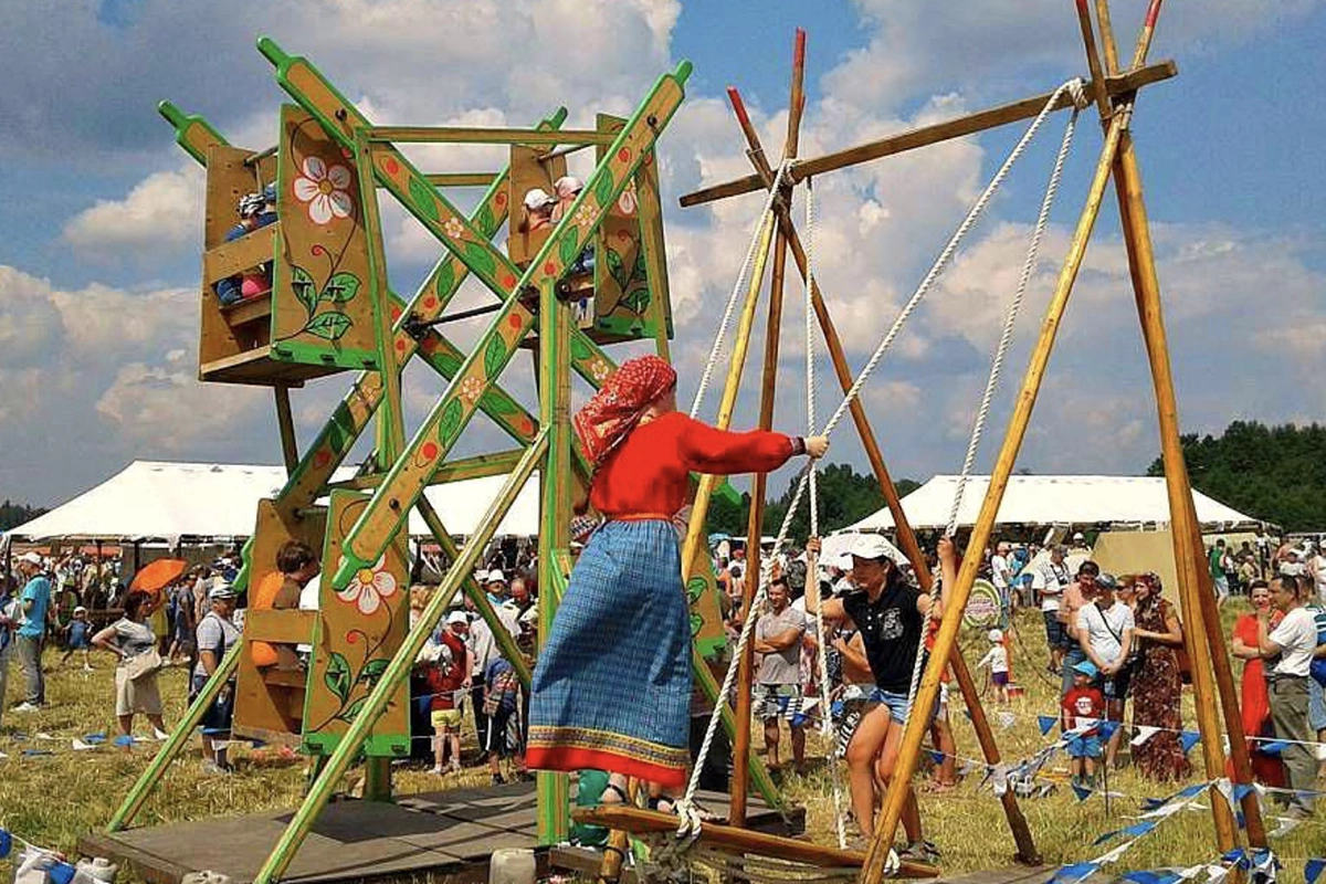 Гостей приглашают на мастер-класс по вождению современного трактора, а также на интерактивную программу, которая ежегодно меняется