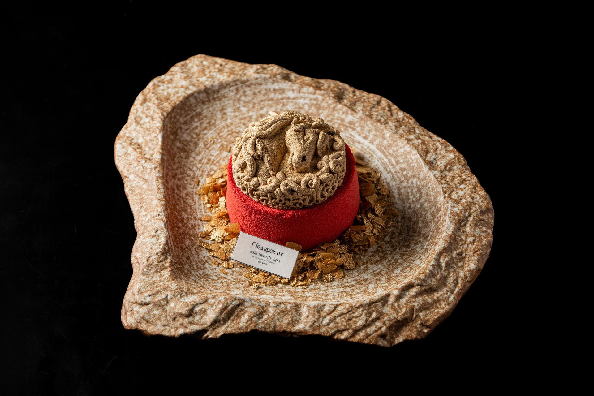 Десерт «Огненная лошадь» в ресторане Black Thai