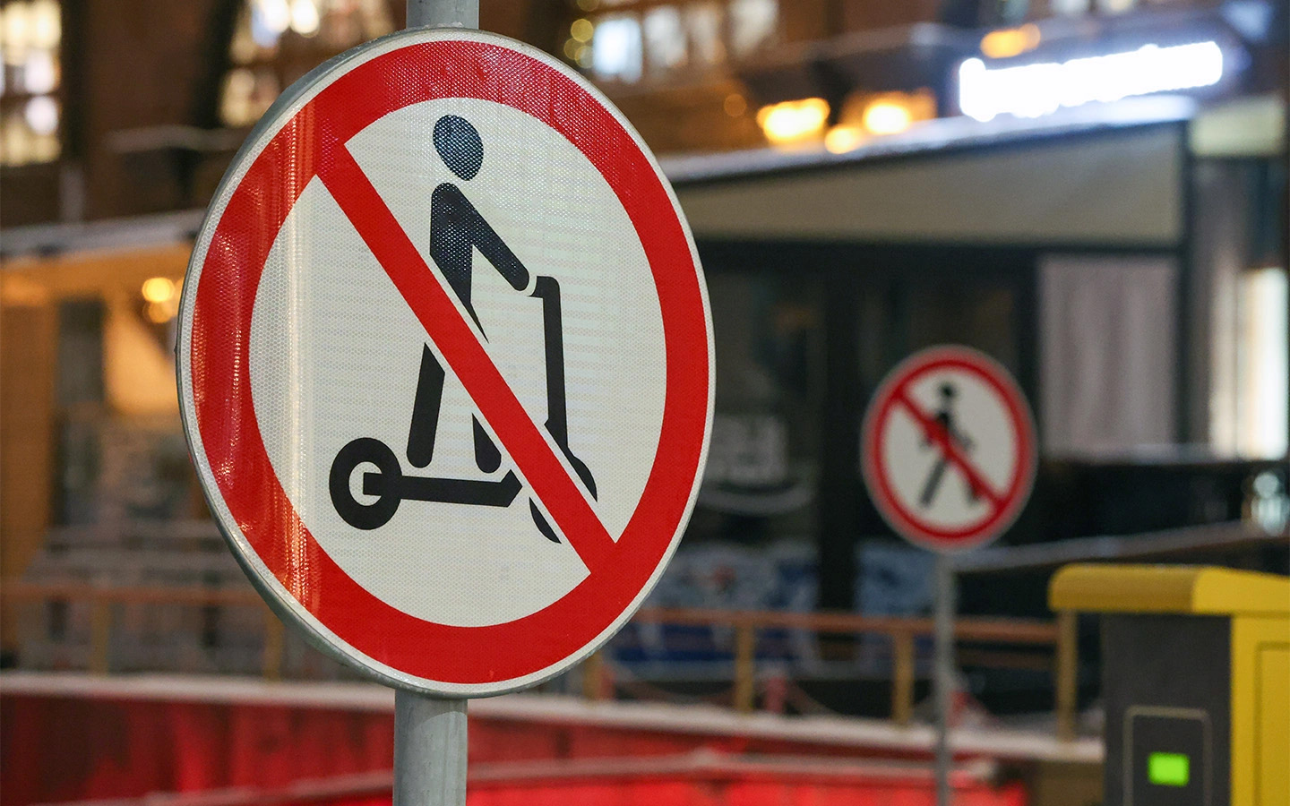 Знаки 3.35 &laquo;Движение на средствах индивидуальной мобильности запрещено&raquo; (на первом плане) и 3.10 &laquo;Движение пешеходов запрещено&raquo; (на втором плане)