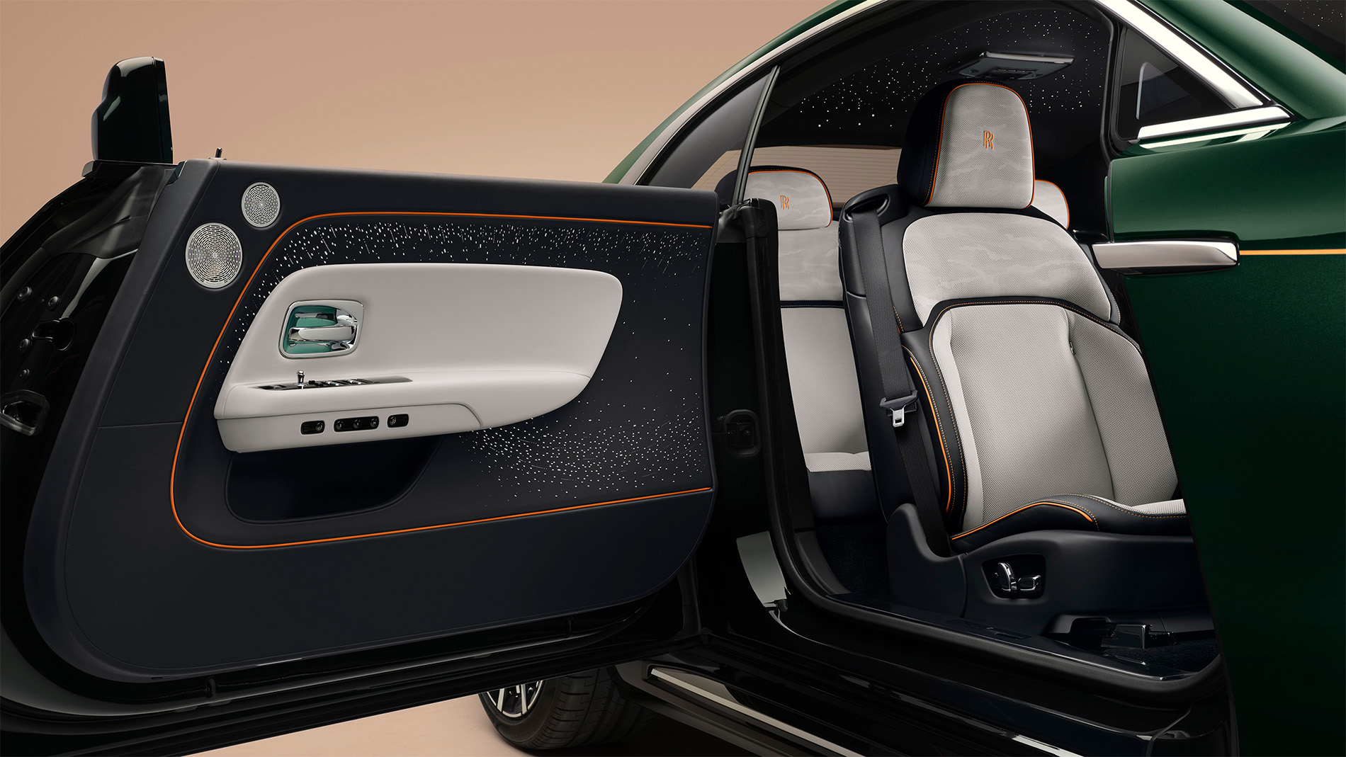 На создание интерьера в новом Rolls-Royce Spectre требуется до 2,6 млн стежков и около 16 км нитей