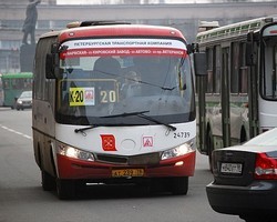 В Челябинске пассажирский автобус провалился под асфальт