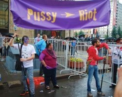 Д.Быков и Н.Джигурда пришли к Таганскому суду поддержать участниц Pussy Riot