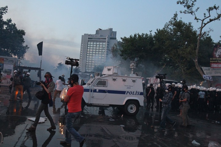 Полиция Стамбула разогнала демонстрантов слезоточивым газом