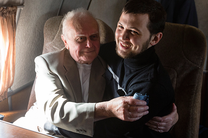 Граждане Украины Юрий Солошенко и&nbsp;Геннадий Афанасьев (слева направо) на&nbsp;борту самолета во&nbsp;время экстрадиции на&nbsp;родину


