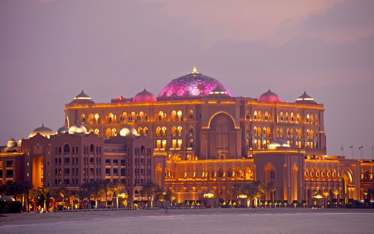 7. Emirates Palace


	Абу-Даби, Объединенные Арабские Эмираты
	Стоимость строительства: $3 млрд




Люксовый отель Emirates Palace, название которого переводится как&nbsp;&laquo;дворец Эмиратов&raquo;, действительно больше похож на&nbsp;дворец, чем&nbsp;на&nbsp;гостиницу. В отеле всего 394 номера, каждый из&nbsp;которых можно принять за&nbsp;королевскую резиденцию. Для прогулок гостей предназначена колоссальная территории в&nbsp;85&nbsp;га, а&nbsp;в&nbsp;километре от&nbsp;здания находится частный пляж.
