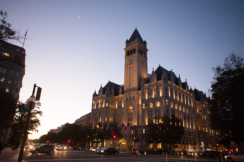 Trump International Hotel Washington, D.C.

Вашингтон

Еще один пример реновации старинного здания, которое получило приставку &laquo;Трамп&raquo; через много лет после постройки. Дом, который сейчас известен как &laquo;Трамп-Интернешнл-Хотел&raquo; в Вашингтоне, возвели в 1899 году как главный почтамт американской столицы. Почта работала там до 1914 года, когда здание переоборудовали под офисы. С тех пор сооружение несколько раз реконструировали. Почтамт дважды находился под угрозой сноса, но в итоге старинное здание удалось сохранить. В 2013 году правительственное агентство США сдало здание в аренду Дональду Трампу на 60 лет, чтобы коммерсант открыл там гостиницу. Отель заработал в сентябре 2016 года
