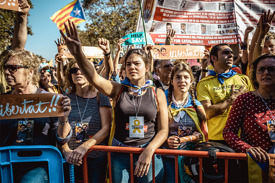 Каталонцы не уходят с улиц в ожидании результатов экстренного заседания правительства, на котором будет принято решение о введении мер, предусмотренных ст. 155 Конституции.