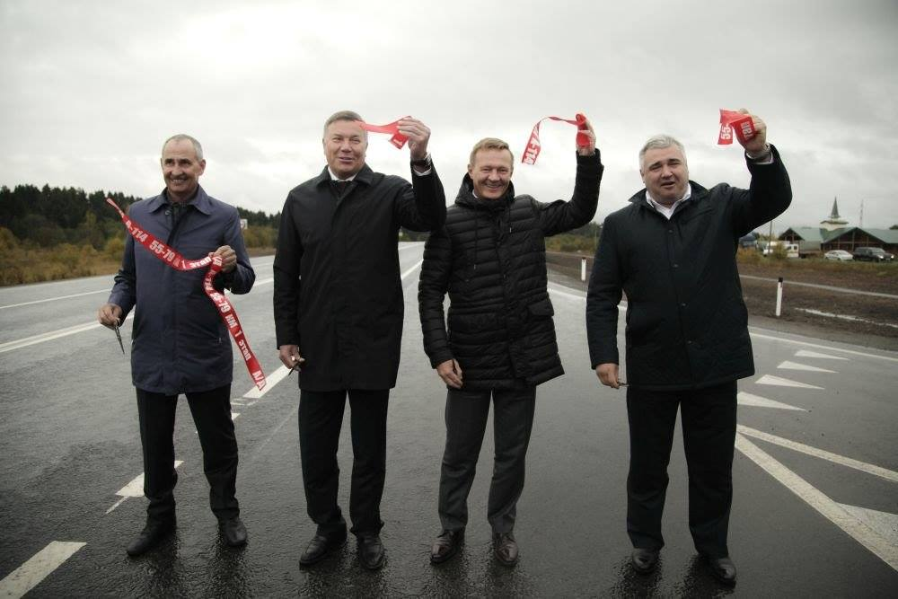 Есть ещё одна дорога ВАДа! Олег Кувшинников и Виктор Перевалов (первый справа от губернатора)
