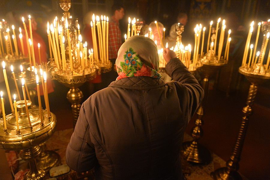 Прихожане храма Вознесения Господня на праздничном пасхальном богослужении в деревне Ставок в Брестской области.
