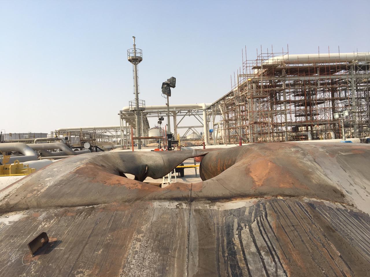 Пострадавший объект в Абкайке. Здесь, по утверждению Saudi Aramco, находится крупнейший в мире завод по первичной переработке нефти
&nbsp;