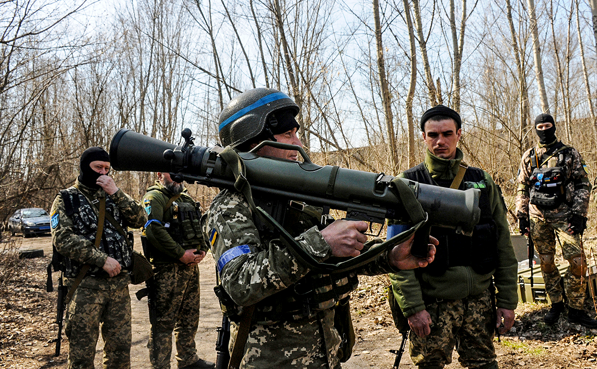 Украинские военнослужащие изучают шведскую переносную систему вооружения