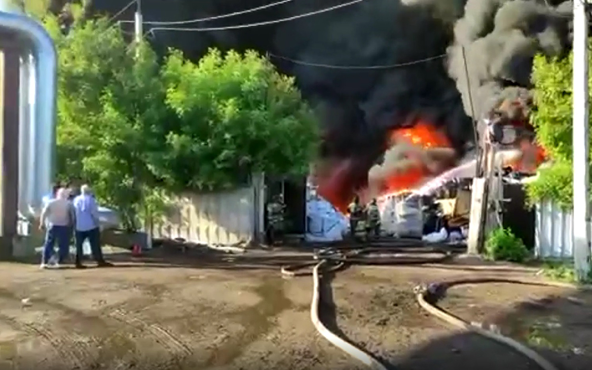 Пожар в наб челнах. Пожар на Октябрьской набережной. Складская 6 пожар. Пожар в Челнах сегодня. Пожар в Набережных Челнах сегодня.