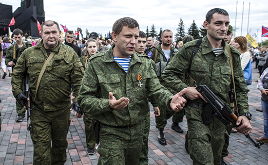 Премьер-министр ДНР Александр Захарченко (в центре)