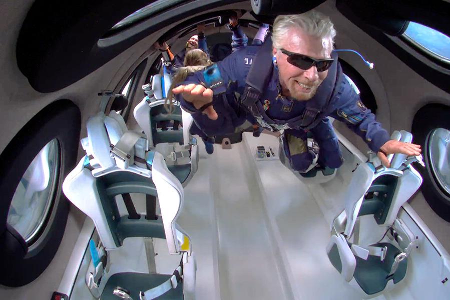 Ричард Брэнсон находится в состоянии невесомости внутри кабины VSS Unity&nbsp;во время первого испытательного полета с полным экипажем в салоне, 11 июля 2021 года