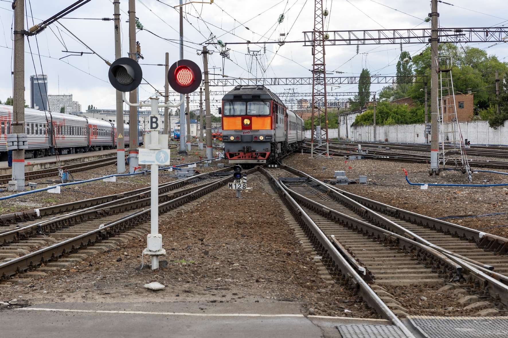 Макияжын жуып жатқан әдемі брюнетканың порно фотолары