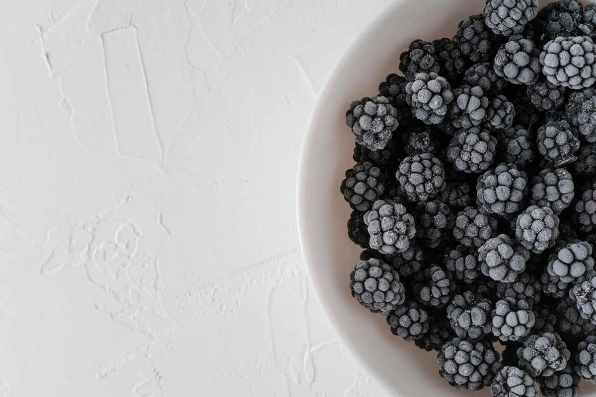 Свежая ежевика — вариант для тех, кто имеет возможность собрать ягоду. Более простой вариант — купить пакет замороженной ежевики или банку готового стерилизованного ежевичного пюре