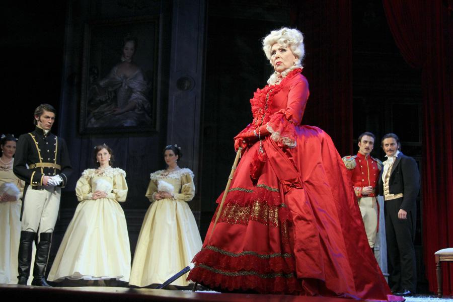 Вера Васильева в спектакле &laquo;Пиковая дама&raquo; в Малом театре, Москва, 2012 год