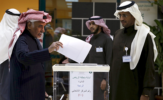 На избирательном участке во время муниципальных выборов в Эр-Рияде, Саудовская Аравия. Фото 12 декабря 2015 года