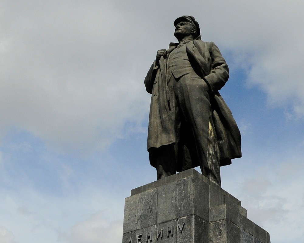 Памятник Ленину в Красноярске на площади революции