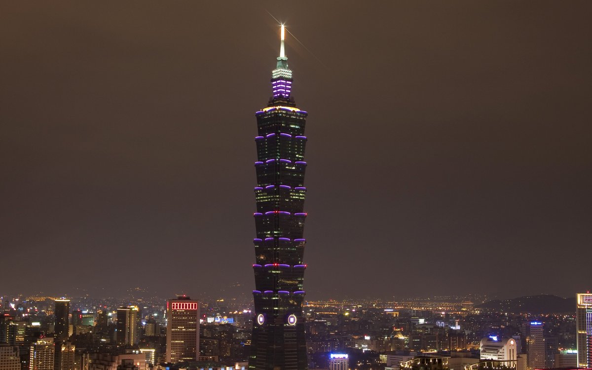 13&ndash;14. Taipei 101


	Тайбэй, Тайвань (Китайская Республика)
	Стоимость строительства: $1,8 млрд




С 2004 по 2009 год Taipei 101 был самым высоким зданием на планете, и лишь семь лет назад тайваньский небоскреб уступил этот статус &laquo;Бурдж-Халифе&raquo; в Дубае. Впрочем, Taipei 101 остается наиболее высоким &laquo;зеленым&raquo; сооружением: на счету небоскреба высший экологический статус LEED. Название башни отсылает к 101 этажу как знаку перфекционизма: по замыслу авторов, это должно означать стремление тайваньцев к совершенству, которое выходит за рамки 100%. Небоскреб построен в форме классической китайской пагоды, разделенной на восемь сегментов. Цифры имеют значение: в китайской традиции восьмерка считается символов богатства и успеха. Наконец, форма Taipei 101 напоминает связку бамбука &mdash; еще одна отсылка к китайской культуре.
