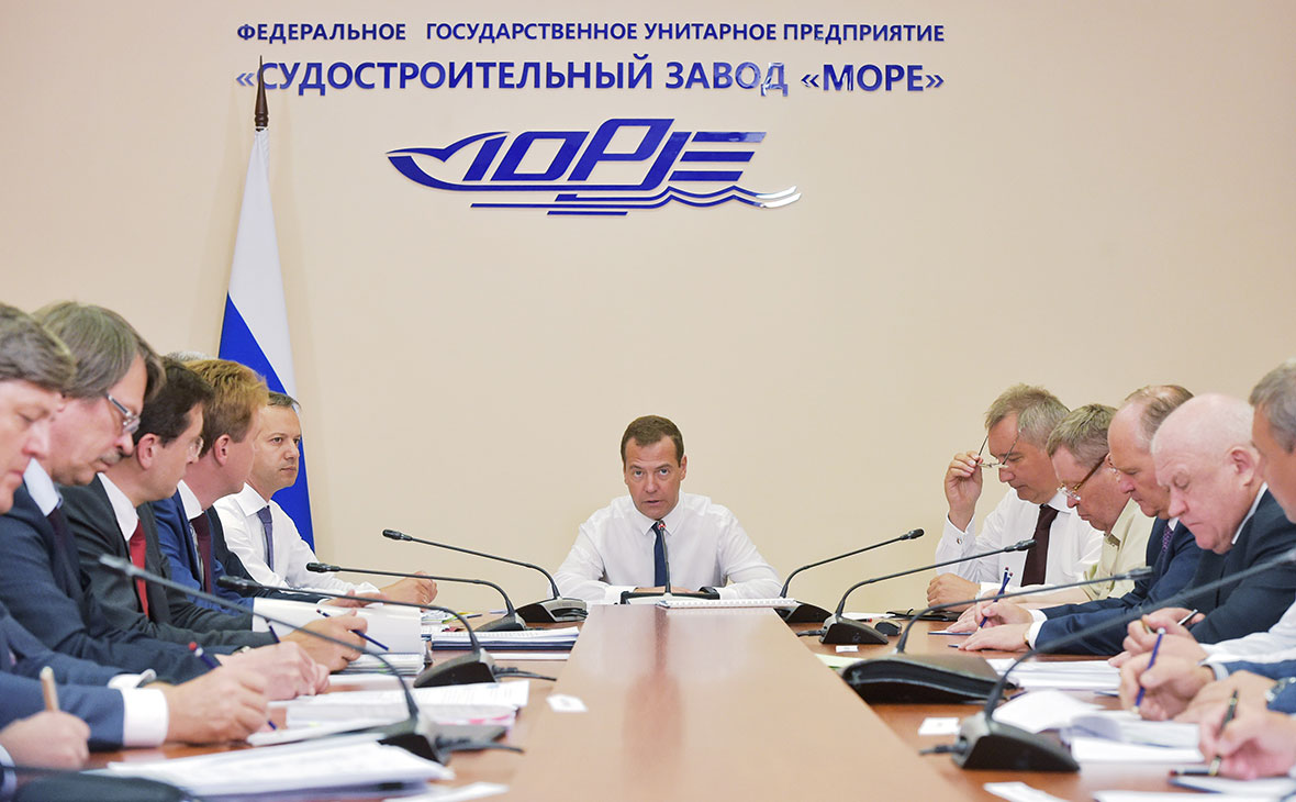 Дмитрий Медведев (в центре)&nbsp;​на судостроительном заводе &laquo;Море&raquo; в Крыму