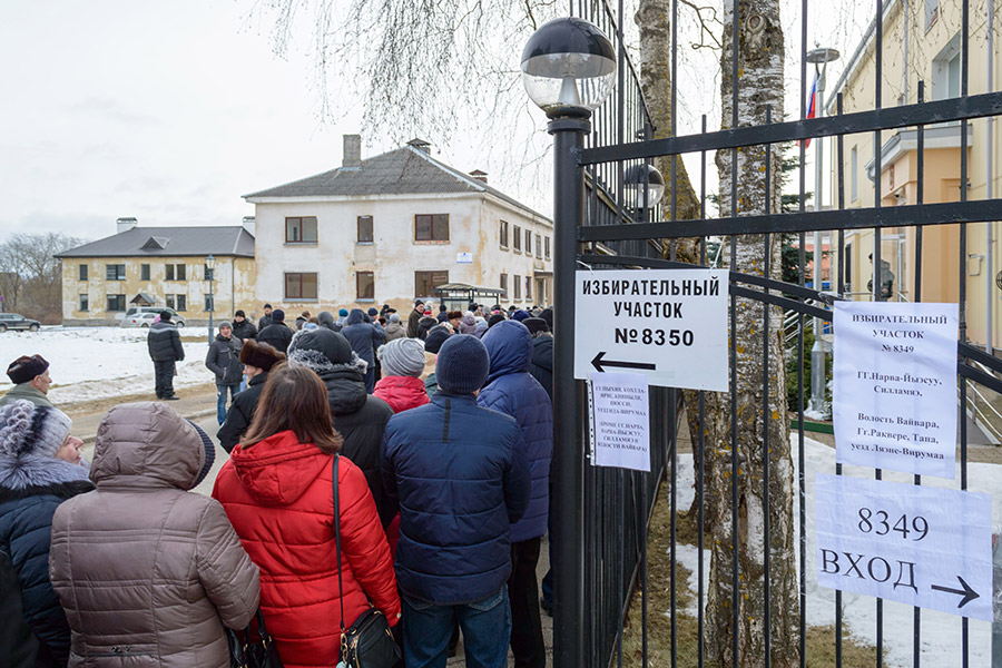 Очередь на избирательный участок в Генеральное консульство РФ в эстонском городе Нарва.
