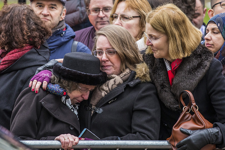 одна из бывших опекунов Стивена Хокинга, плачет во время похорон Стивена Хокинга в церкви Святой Марии Великой в ​​Кембридже