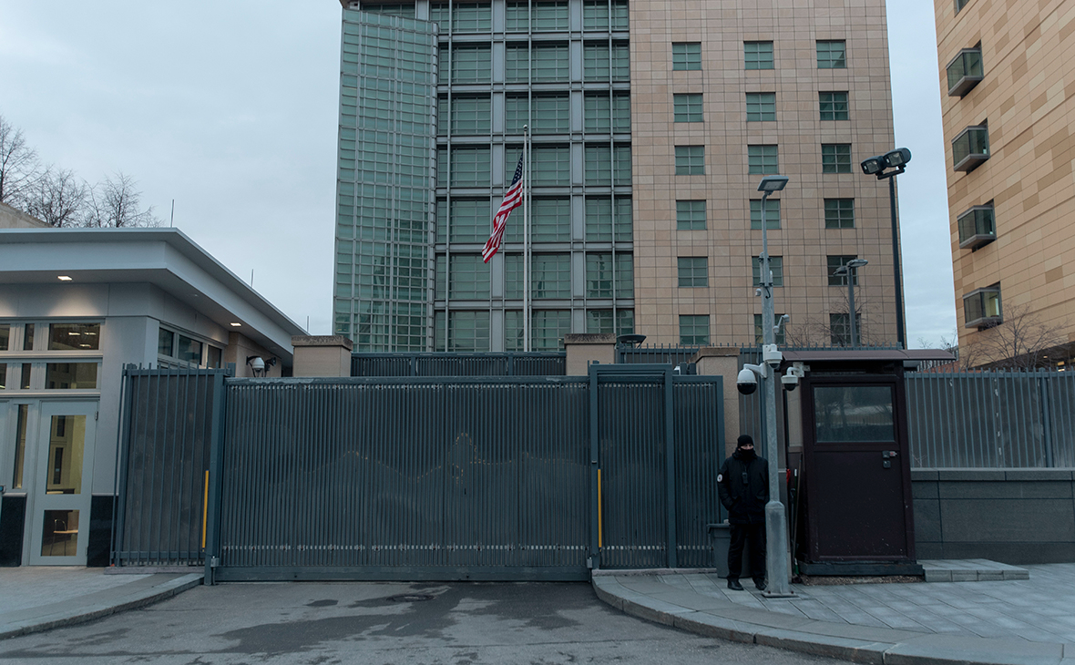 Вид на здание посольства США в Москве